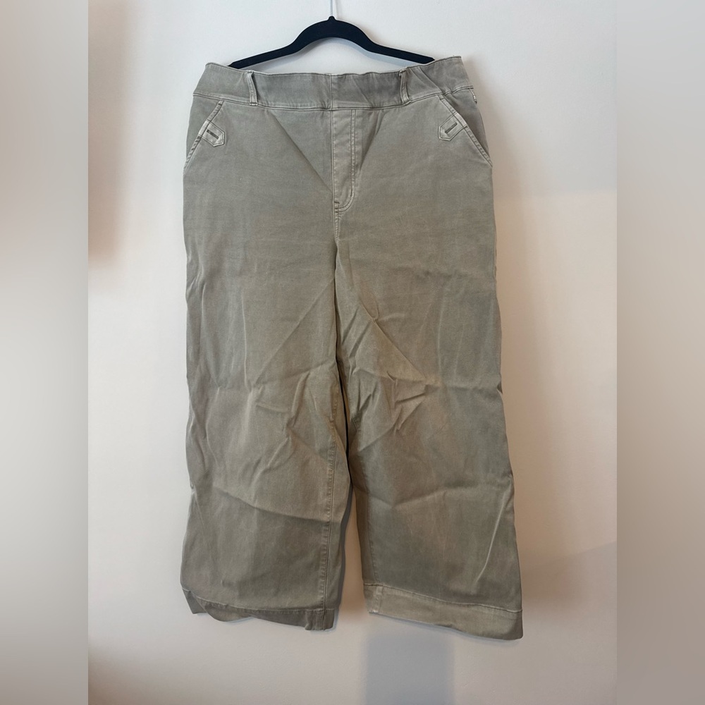 Women’s olive green Spanx capri pants